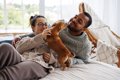 犬が『飼い主の休日…の画像