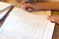 男の子が友達と『勉…の画像