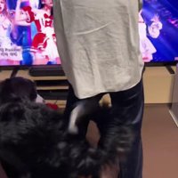 音楽に合わせてクネクネ♪