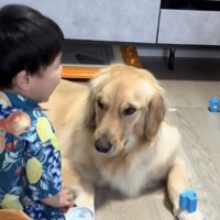 笑う子どもと犬