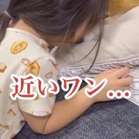 犬の顔に自分の顔をくっつける女の子