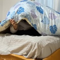 今度はお布団の中に隠れます
