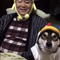 ヒヨコとニワトリの仮装をするおじいちゃんと犬