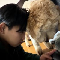 顔をくっつけるふたり