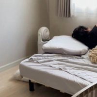 ベッドの上で眠る飼い主