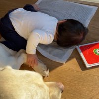 お手々をニギニギ…