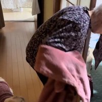 着替えを見守る小梅ちゃん