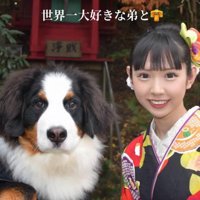 カメラを見つめる子犬と女性