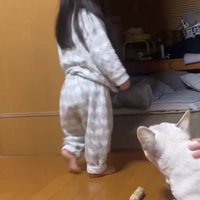 立ち去る女の子