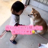 歩く男の子