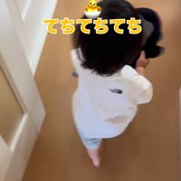 犬の方へと駆けて行く男の子