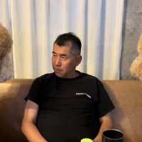 人を見つめる2頭の犬