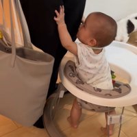 だっこをせがまれるパパ