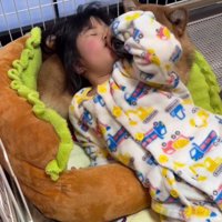 寝ながらコロちゃんにキス♡