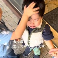 頭をなでられる男の子