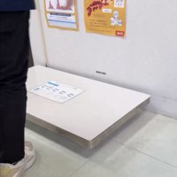 体重計の横に立つ人