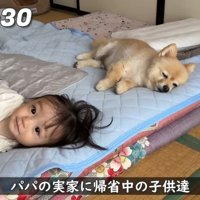 女の子の隣でウトウト…