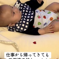 パパを見つめる赤ちゃん
