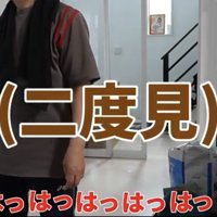 部屋の中で立ち止まる女性