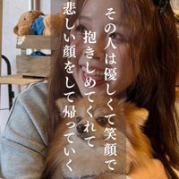 笑顔で犬を抱きしめる女性