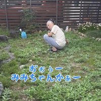 振り返るおじいちゃん