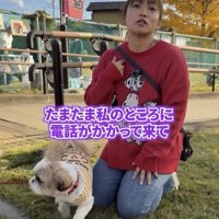 女性の横で立ち上がろうとする犬