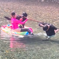 「痛いっ」と頭を抑えるお兄ちゃん