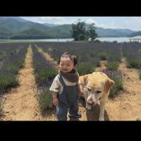 笑顔の赤ちゃんと犬