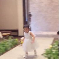 女の子がダッシュ！