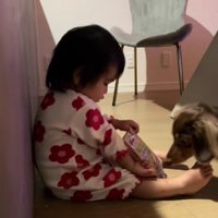 何かをブイちゃんに渡している