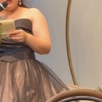 顔を上げる花嫁