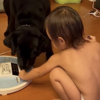 おやつをあげる子ども