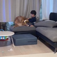 タオル遊びをするふたり