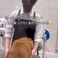腕を広げる男性