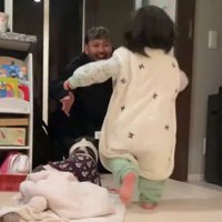 駆け寄る娘さん