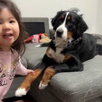 飼い主さんに訴える娘さん