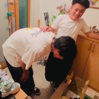 喜ぶ男の子