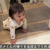 一生懸命ハイハイで移動