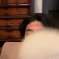 わんこの奥に男性の姿が…