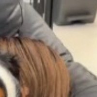 ソファで眠っている女性の頭