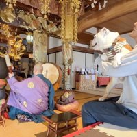 必死に妹犬を取り押さえる男性