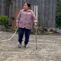 おばあちゃんがお散歩へ