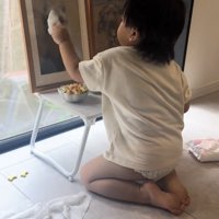 遺影を丁寧に拭く子ども