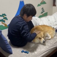 ジッさん、既にベッドの上に