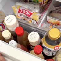 冷蔵庫の扉を閉める