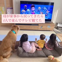 並んでテレビを眺める4兄妹