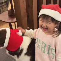 サンタごっこをするププくんと女の子