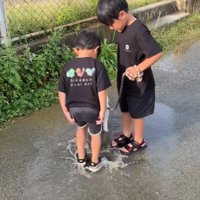 水たまりで遊ぶスズちゃんたち9