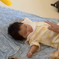 あかちゃんのお腹を撫でる女性
