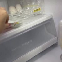 カニカマを取り出そうとする手2